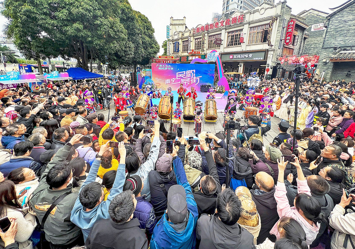     广西三月三期间，“民歌一条街”活动在“三街两巷”举行，引来众多游客。（资料图） 本报记者潘浩 摄