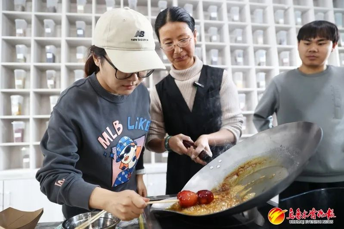 在六亩半手作文创园，游客体验制作冰糖葫芦。资料图片