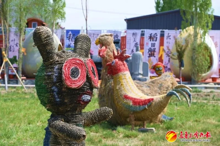 4月28日，在米东区羊毛工镇红雁湖村稻香童话乐园，特色各异的50多组动物造型的稻草人全部摆放到位。资料图片