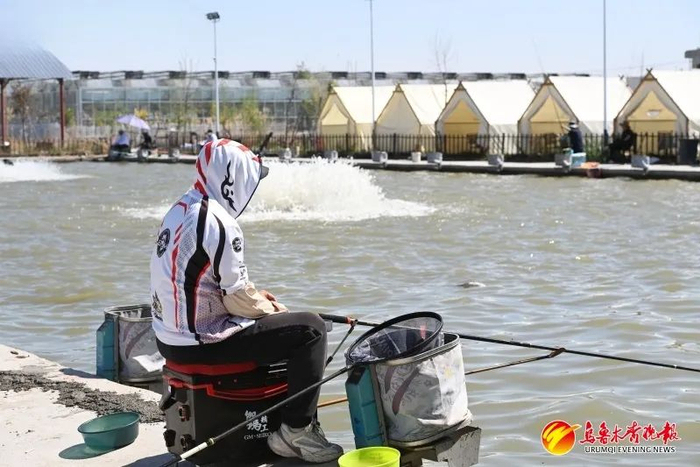 4月28日，在米东区三道坝镇浔疆四季家庭农场垂钓区，钓鱼爱好者正在享受休闲垂钓乐趣。资料图片