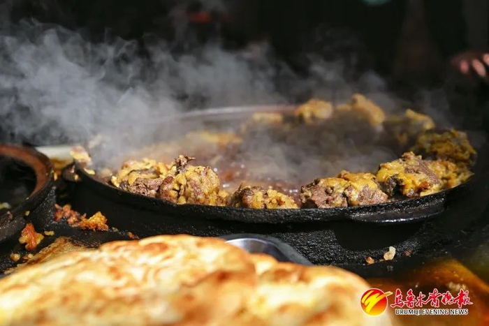 在天山区领馆巷，热气腾腾的馕包肉散发阵阵香气。资料图片