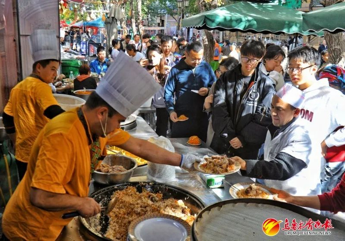在沙依巴克区和田二街，游客在排队购买抓饭。资料图片