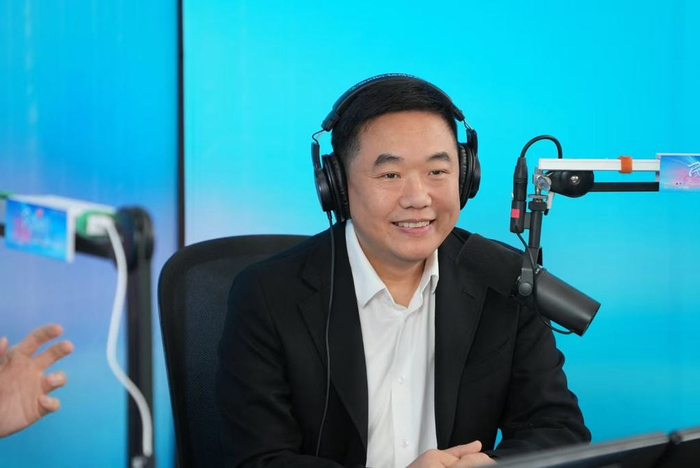 4月30日，上海市市场监管局局长倪俊南做客《2025上海民生访谈》直播间。 “话匣子”微信公号 图