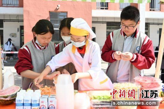 小学生制作水果沙拉。李集镇中心小学供图