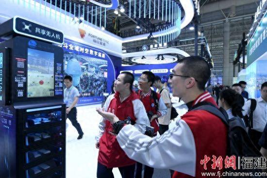 图为共享无人机吸引参观者。陈建国 摄