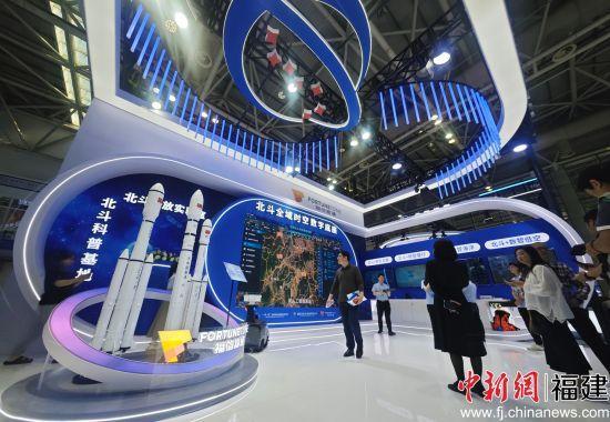图为观众在福信富通展台参观。中新网记者 吕明 摄