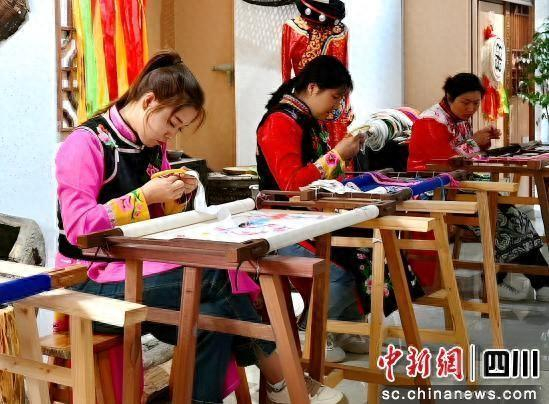 绣娘正在制作羌绣作品。 北川县委宣传部供图