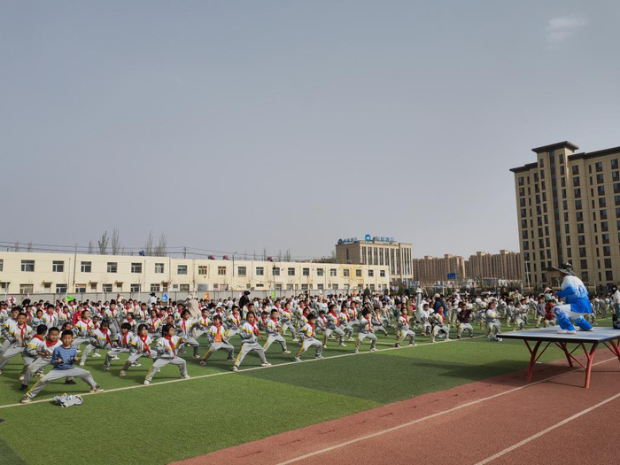 在红寺堡区第五小学，学生正跟着老师学习武术。新华社记者 艾福梅 摄