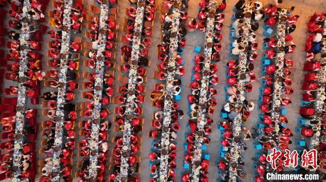 图为凯里酸汤千人长桌宴。黔东南州委宣传部供图