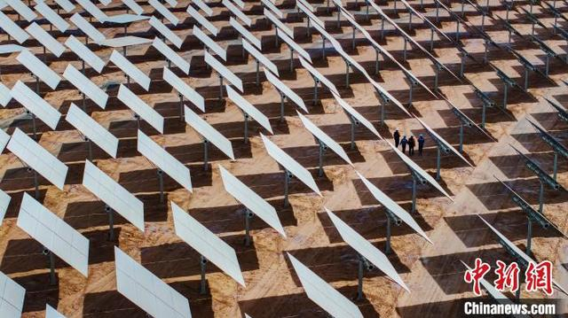 图为工作人员进行巡检。胡吉容 摄