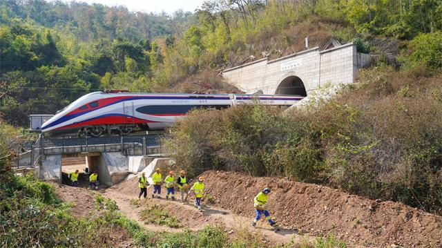 维保人员在维护铁路沿线安全。普宏思摄