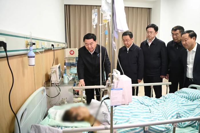 郝鹏,王新伟赶到辽阳市中心医院,看望慰问受伤人员,详细询问伤情和治疗情况。