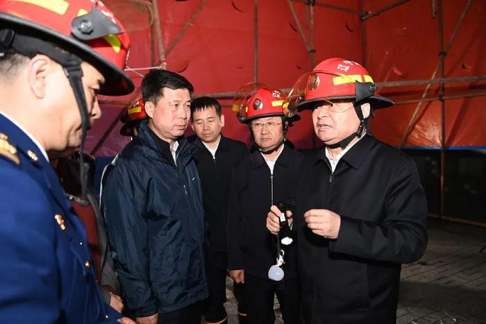 郝鹏,王新伟察看房屋结构、过火面积,深入了解救援处置、事故原因调查进展等情况。