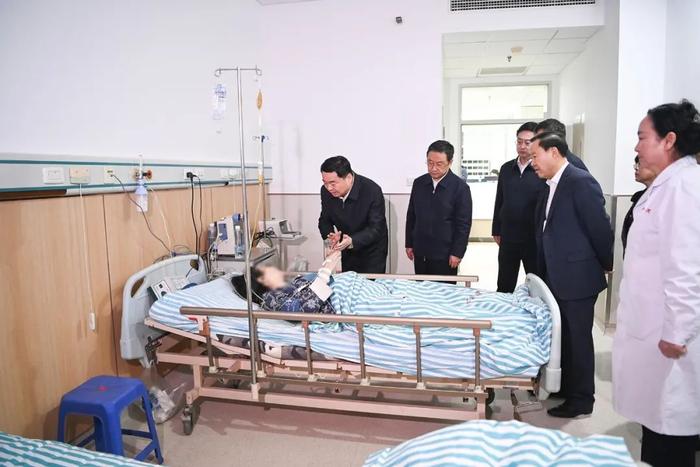 郝鹏,王新伟赶到辽阳市中心医院,看望慰问受伤人员,详细询问伤情和治疗情况。