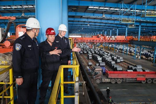 日照边检站移民管理警察走访驻地民营钢铁企业，了解企业需求。钱程/摄