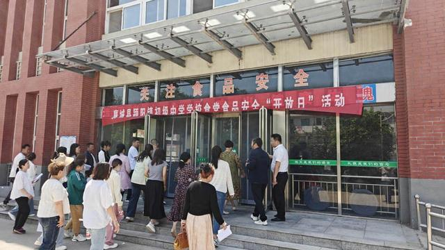 学校食堂食品安全“开放日”活动现场。张建峰 摄