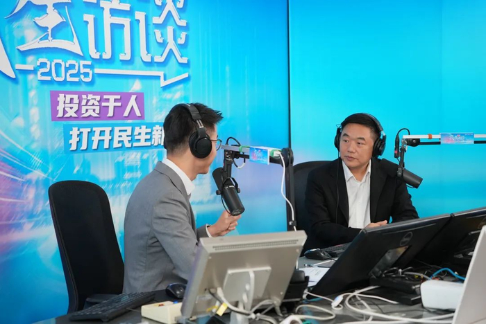 市市场监管局局长 倪俊南（右）