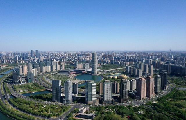 这是2025年4月14日拍摄的河南省郑州市郑东新区中央商务区（无人机照片）。新华社记者 李嘉南 摄