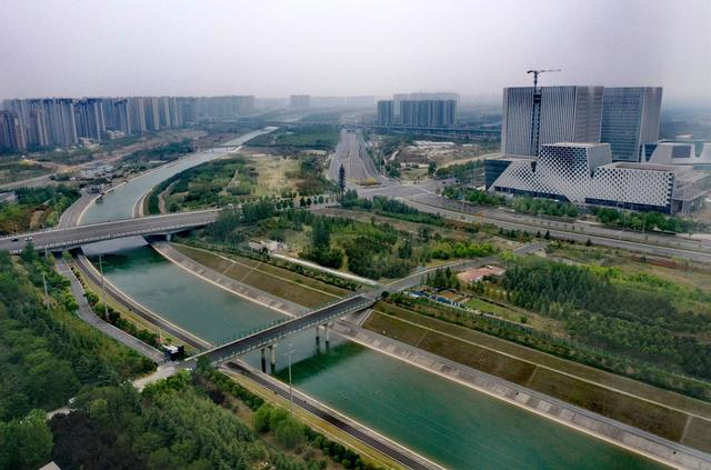 2025年4月27日在郑州市中原西路附近拍摄的南水北调中线工程（无人机照片）。新华社记者 李嘉南 摄