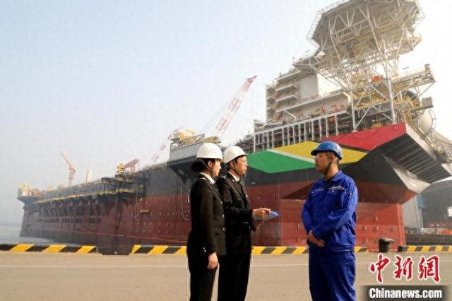 图为大连港湾海关关企联络员赴船企实地调研。张旭 摄