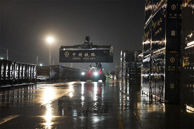 中老铁路万象南站在暴雨夜进行装卸作业。刘莹嘉摄