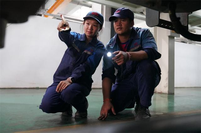 万象机辆车间的机修工们检修列车车底。刘莹嘉摄
