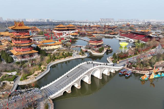 2025年3月6日，游客在开封清明上河园景区游玩。新华社记者 李嘉南 摄