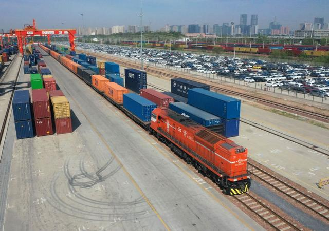 2025年4月15日，X8003次中欧班列（郑州）停靠在国铁集团郑州局圃田车站（无人机照片）。新华社记者 李嘉南 摄