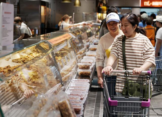 2025年4月15日，顾客在河南省许昌市胖东来天使城购物。新华社记者 李嘉南 摄