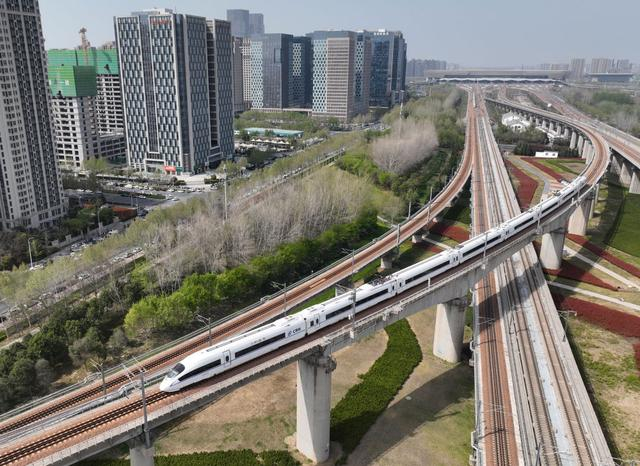 2025年3月31日，一列动车组列车驶出郑州东站（无人机照片）。新华社记者 李嘉南 摄