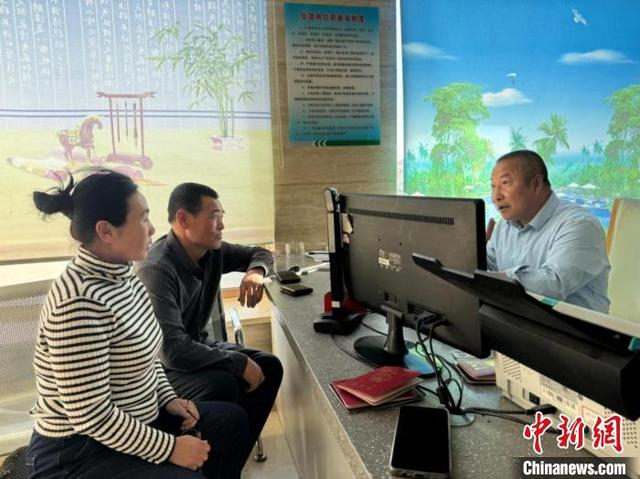 图为四子王旗牧民正在办理贷款业务。奥蓝 摄