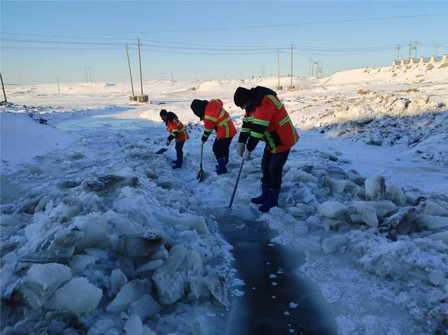 养护人员清理积雪积冰。（资料图）