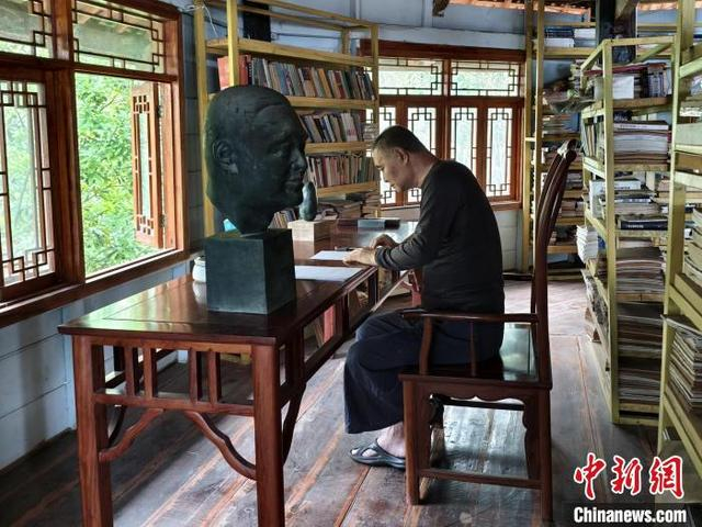 4月2日，马原正在写作。中新网记者 韩帅南 摄