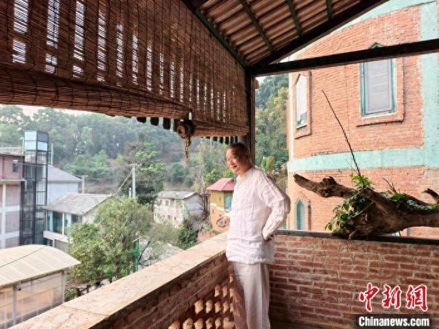 4月1日，马原在位于南糯山的家中饮茶。中新网记者 韩帅南 摄