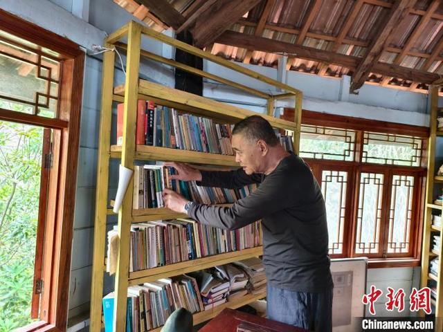 4月2日，马原在家中寻找书籍。中新网记者 韩帅南 摄