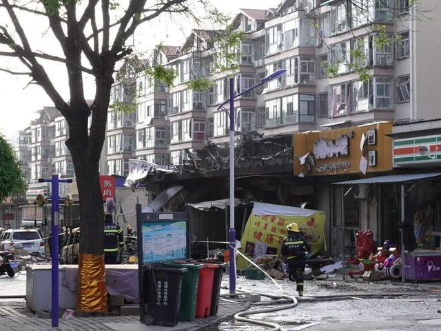 4月30日下午爆炸后，太原市小店区丰景佳园小区B1楼对面，一家受损严重的店铺。中青报·中青网记者 郭玉洁/摄