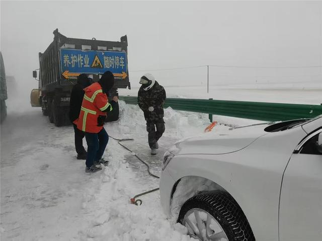 养护人员营救雪中被困车辆。（资料图）