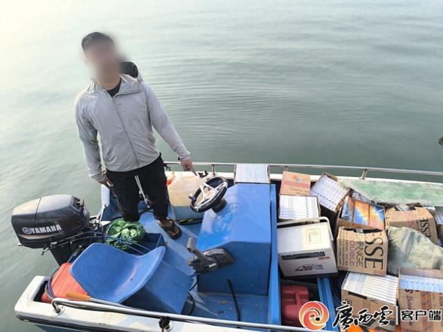 嫌疑人现场指认涉案物品。广西海警局供图