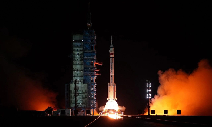 2024年10月30日4时27分，长二F火箭发射神舟十九号飞船。（张晓宁 摄）