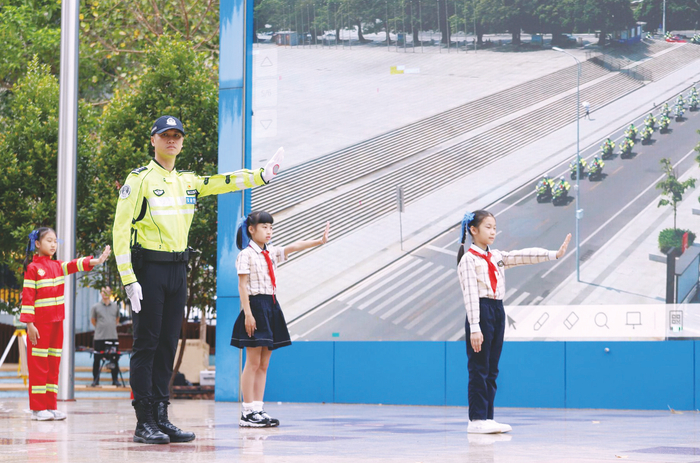     交警在南宁市滨湖路小学教育集团讲解交通安全知识。    （覃迎 摄）