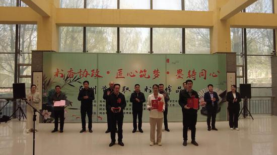 图为：为优秀入选作品获奖代表颁奖 于赛克 摄