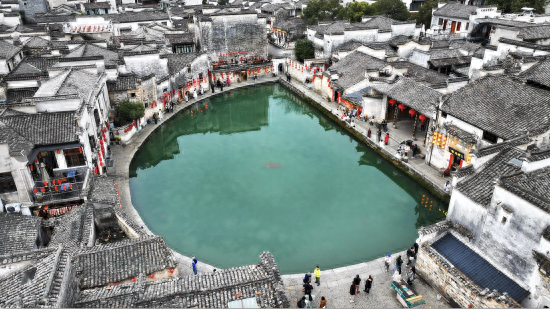 航拍黟县宏村。中新社记者 韩苏原 摄