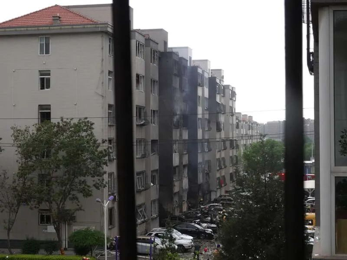 4月30日下午爆炸后，太原市小店区丰景佳园小区B2楼，外墙被大面积熏黑。中青报·中青网记者 郭玉洁/摄