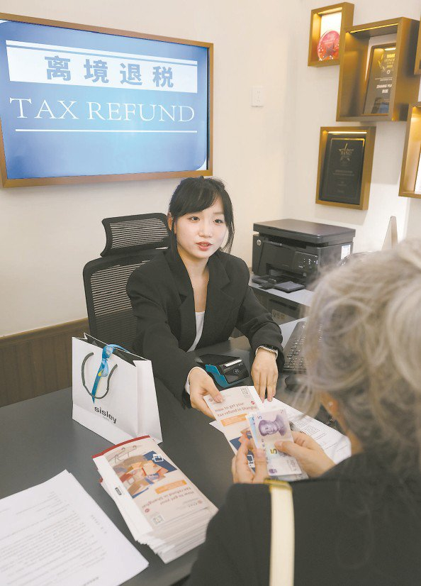             外国游客在张园离境退税点办理退税 本报记者 周馨 摄          
