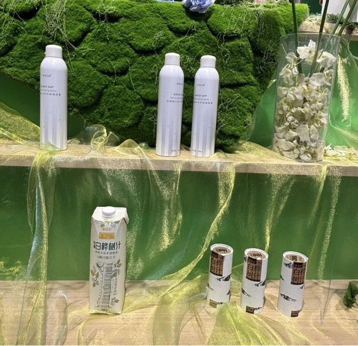 图为伊春森林食品体验中心内的白桦树汁展品。黄芷凌 摄