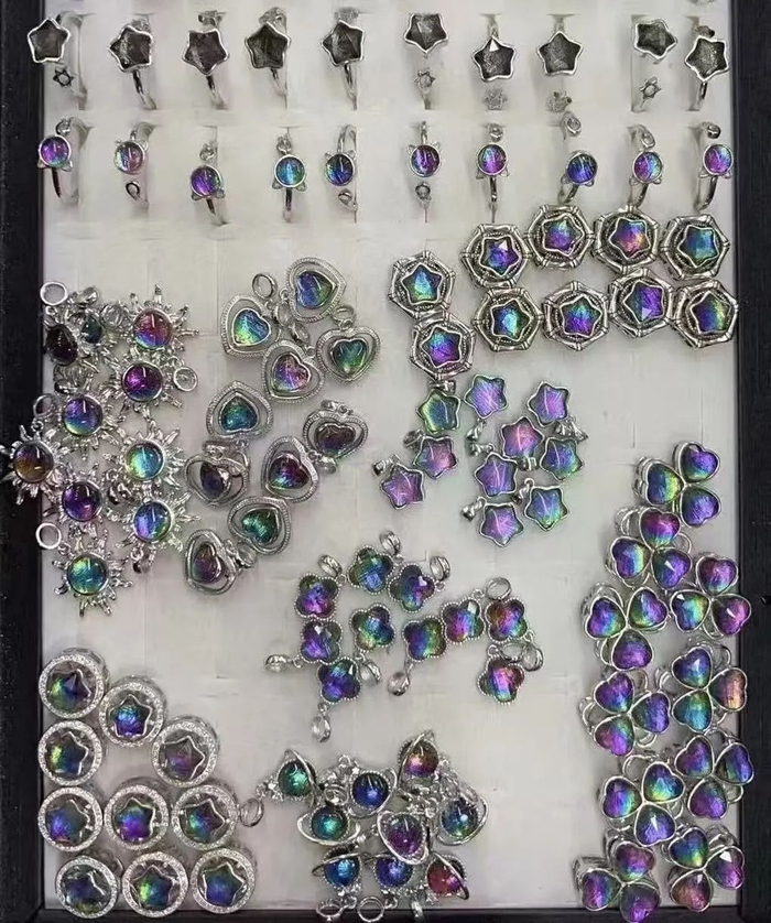 图为用陨石制作的饰品。受访者供图