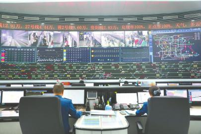 成都地铁线网指挥中心现场。