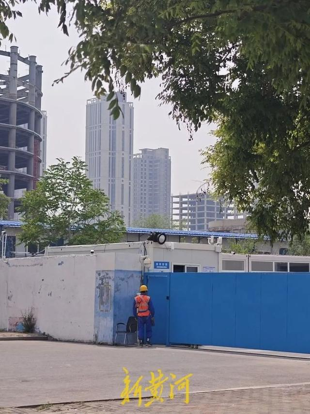 有施工人员出入天津117大厦项目门口 新黄河记者李运恒摄