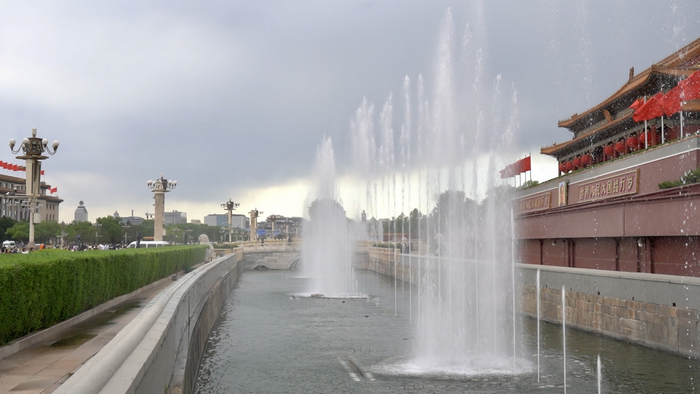 金水河喷泉每次持续20分钟，间隔20分钟再开始下一次。新京报记者 王巍 摄