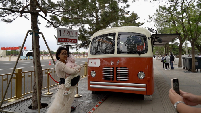 复古的便民服务车和“天安门广场站”站牌成了热门拍照打卡点。新京报记者 王巍 摄
